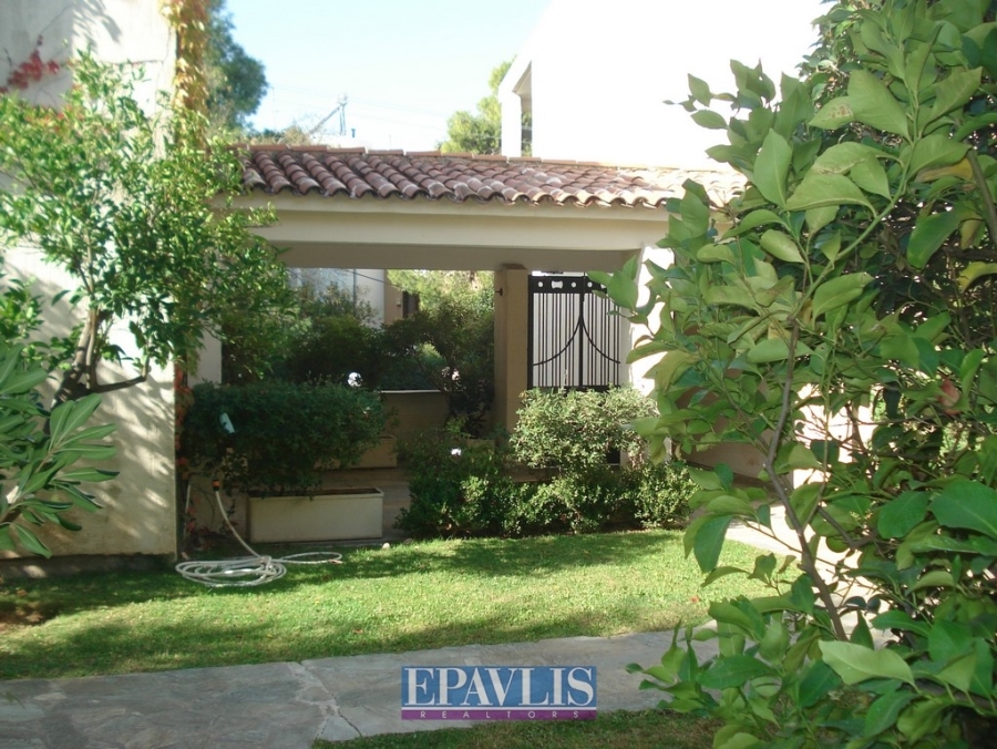 1456197, (For Rent) Residential Maisonette || Athens North/Kifissia - 220 Sq.m, 3 Bedrooms, 2.800€