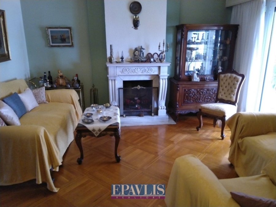 1359829, (For Sale) Residential Floor apartment || Piraias/Piraeus - 200 Sq.m, 3 Bedrooms, 480.000€