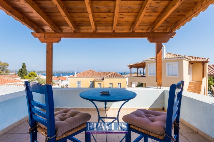 1301084, (For Sale) Residential Maisonette || Piraias/Spetses - 145 Sq.m, 4 Bedrooms, 700.000€